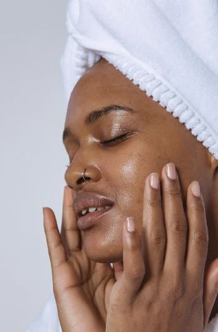 Routine visage peau noire : 5 erreurs courantes à éviter absolument